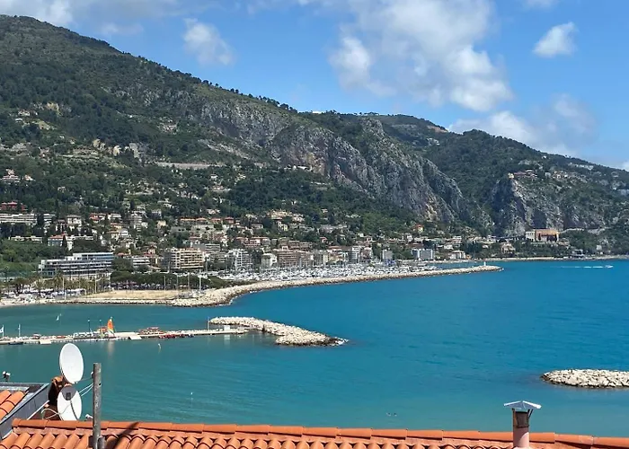 Bay Sea View Old Town مينتون