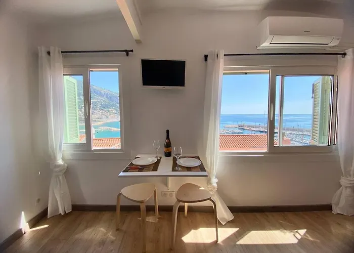 Bay Sea View Old Town مينتون