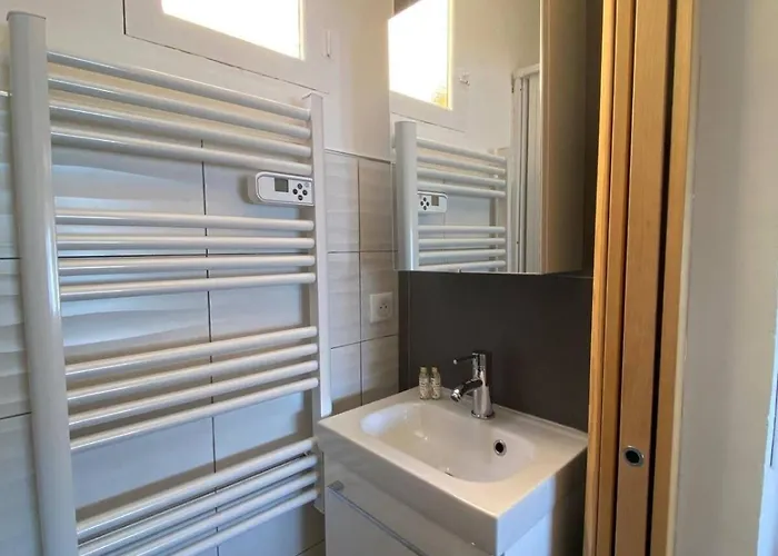 Bay Sea View Old Town مينتون